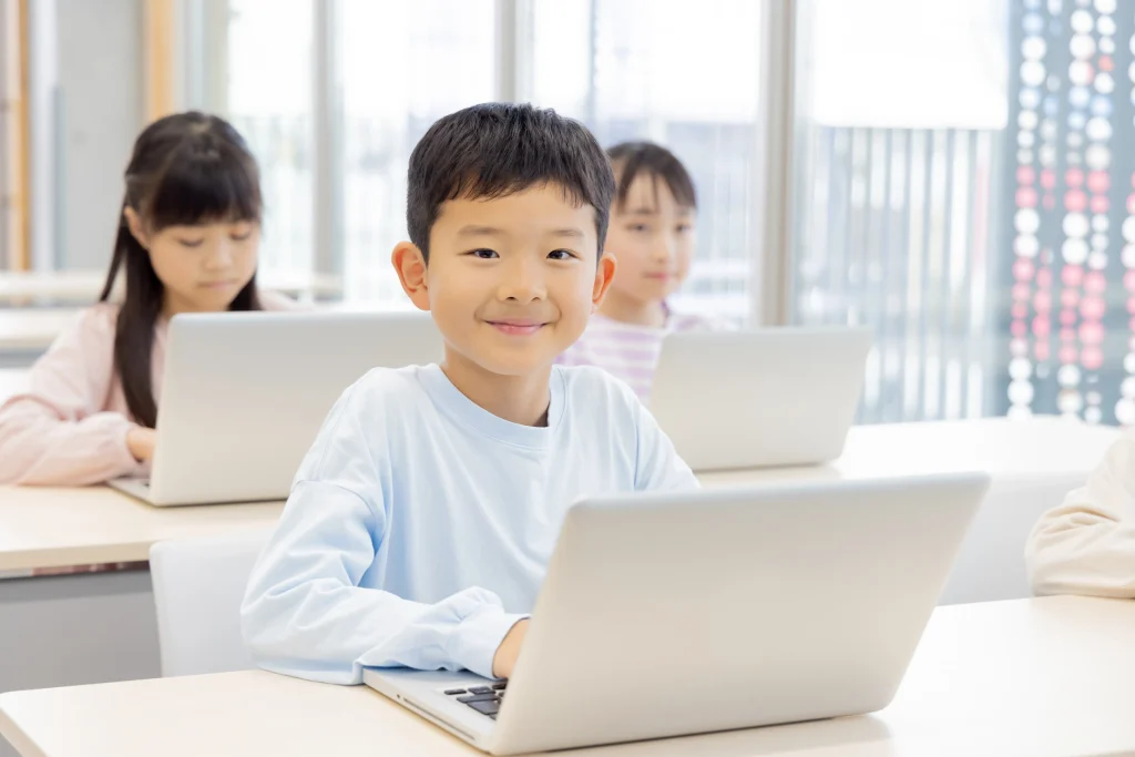 プログラミングをする小学生