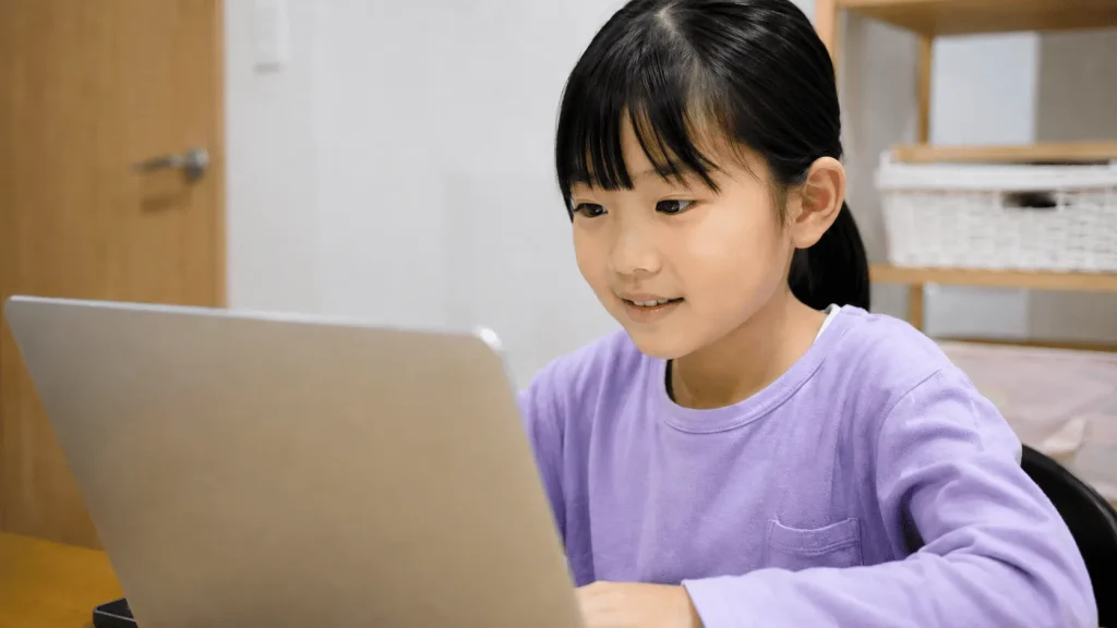 プログラミングを独学する小学生